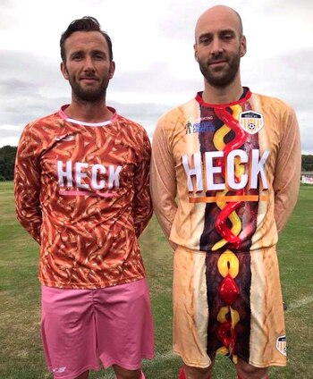 Las camisetas titular y suplente que utilizará el Bedale AFC del ascenso ingles durante esta temporada (@KitCrimes)
