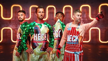 La tercera equipación tiene al arquero como cocinero y a los futbolistas simulando ser una comida: puré de patatas, frijoles y salchichas asadas (@KitCrimes)