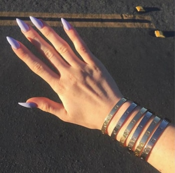 Sus múltiples pulseras Cartier