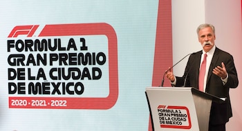Chase Carey, presidente ejecutivo y director general de Fórmula 1; Alejandro Soberón Kuri, director general de Corporación Interamericana de Entretenimiento (CIE) y Miguel Torruco Marqués, secretario de Turismo Federal, estuvieron presentes en la firma de renovación del convenio del Gran Premio México de la Fórmula 1 hasta el año 2022 (FOTO: MARIO JASSO /CUARTOSCURO)