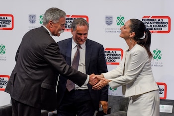 Claudia Sheinbaum estuvo acompañada de Chase Carey, presidente ejecutivo y director general de Fórmula 1 (FOTO: MARIO JASSO /CUARTOSCURO)