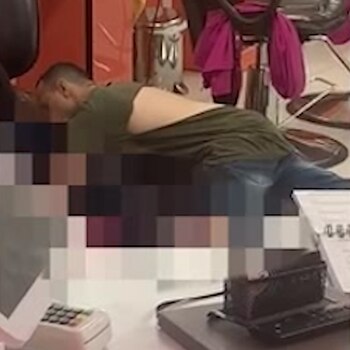 Se desconoce la identidad del autor, y aún no se presentaron los cargos, dijo la policía. Según reveló una amiga de la víctima, él vio a su ex mujer hablando con otro hombre, lo que le provocó un violento ataque de celos, y le llevó a irrumpir en el salón de belleza y apuñalar a su ex mujer (Video: Daily News)