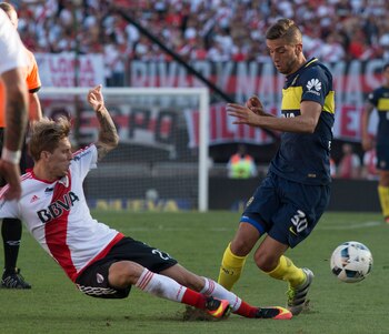 Rossi, en un River-Boca: nunca logró mostrar el rendimiento que exhibió cuando surgió en Banfield (Foto: NA)