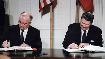 Mijaíl Gorbachov (izquierda) y Ronald Reagan (derecha) firmando el Tratado INF (The Ronald Reagan Library)