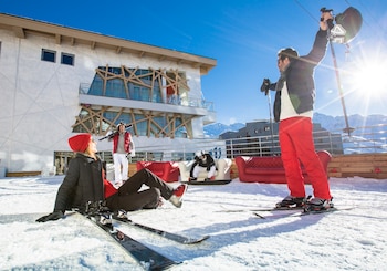Val Thorens Sensations, en Francia. Además de esquiar y hacer snowboarding, en los villages también se puede practicar downhill skiing, snowshoeing, cross-country skiing, sleigh rides y snow mountain biking