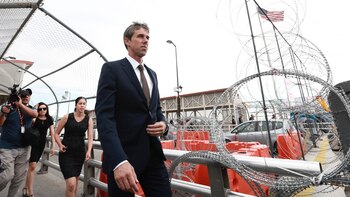 O’Rourke atravesó el paso fronterizo para llegar a Ciudad Juárez, como suele hacerlo constantemente (Foto: AP)