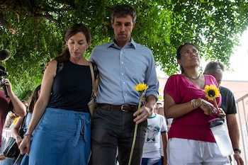 O’Rourke, junto a su espsoa Amy Hoover Sanders (izquierda) y la congresista Veronica Escobar, marcharon el domingo en silencio para pedir un alto a los tiroteos en Estados Unidos (Foto: Lola Gomez/ AP)