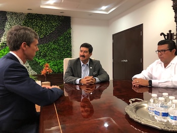 O’Rourke se reunió con el gobernador Corral y el alcalde Cabada para ofrecerles sus condolencias (Foto: Twitter @BetoORourke)