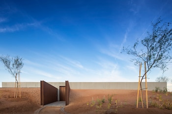El Al Faya Lodge, ubicado en el desierto de Sarjah en los Emiratos Árabes Unidos, fue diseñado por el estudio de arquitectura con sede en Londres Anarchitect (Fernando Guerra)