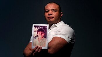 Troy Torres, 38, fue abusado por Ray Caluag, el profesor de música y religión en Saint Anthony Catholic School en Guam (AP Photo/David Goldman)