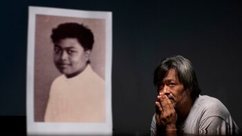 Mark Apuron, 45, junto a su foto de cuando fue abusado por el ex arzobispo Anthony Apuron (AP Photo/David Goldman)