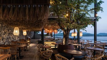 El complejo que consta de solo 15 villas privadas fue diseñado por los arquitectos con sede en Bangkok Dersyn Studio