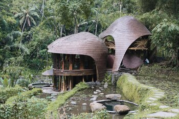 En la localidad de Bambu Indah, en la isla indonesia de Bali, se encuentra Riverbend House (Ibuku)