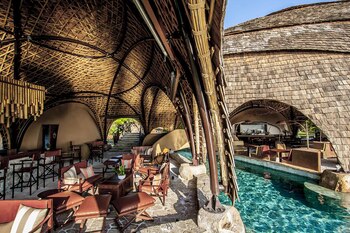 La firma de diseño Nomadic Resorts utilizó “materiales naturales cuidadosamente seleccionados” para crear el albergue (Booking.com)