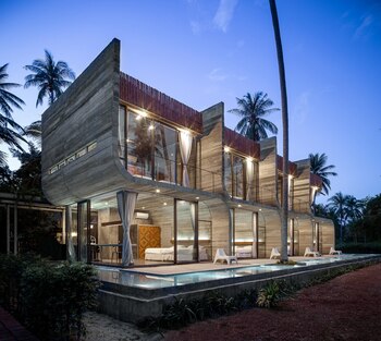 Bunjob House, diseñado por NPDA Studio, es un edificio de dos pisos que se dividide en cuatro. La propiedad está ubicada en medio de una plantación de coco en la isla de Phangan en Tailandia (NPDA Studio)