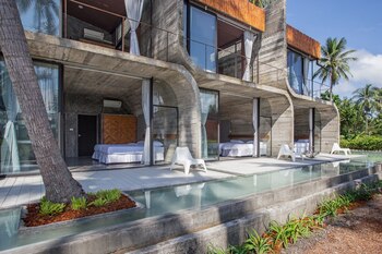 El diseño del edificio tiene en cuenta el clima extremo del área de sol caliente y lluvia monzónica (NPDA Studio)