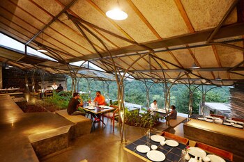 Cuenta con solo 10 habitaciones que ofrecen impresionantes vistas de la ladera de un lago y un telón de fondo. El refugio fue diseñado por PMA Madhushala y también cuenta con una piscina y un restaurante (Kondan)