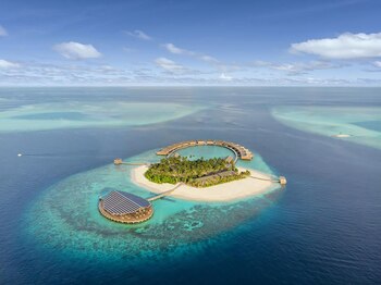 Kudadoo Maldives es un complejo isleño privado de 15 habitaciones que cuenta con 984 paneles solares que generan suficiente energía para que toda la isla funcione sin el uso de combustibles fósiles