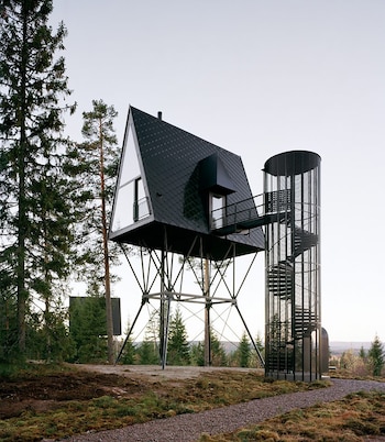 Las cabañas PAN Treetop Cabins se alzan sobre pilotes delgados entre las copas de los árboles de Finnskogen, Noruega (Rasmus Norlander)