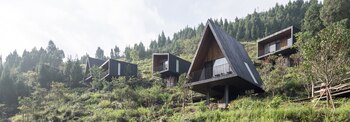 El Woodhouse Hotel de China fue diseñado por ZJJZ y está formado por 10 cabañas de madera que se reparten en el campo (Laurian Ghinitoiu vía ZJJZ)