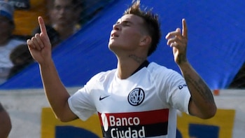 Reniero festeja uno de los 12 goles que anotó con la casaca azulgrana (FotoBaires)