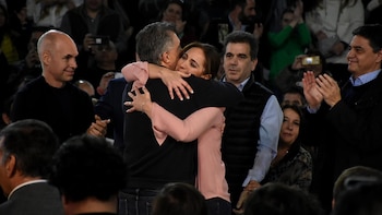 Mauricio Macri y María Eugenia Vidal, abrazados