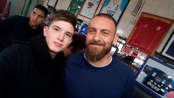 Daniele De Rossi se sacó varias fotografías con los hinchas, en una popular parrilla de Avellaneda (@bubu09_)