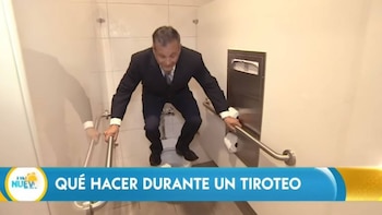 Esconderse en el baño podría ser otra solución (Foto: Captura de pantalla / Telemundo)