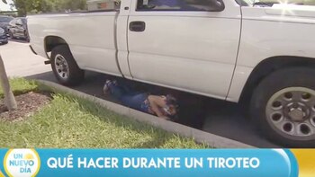 En un estacionamiento, lo mejor sería ocultarse debajo de algún automóvil (Foto: Captura de pantalla / Telemundo)