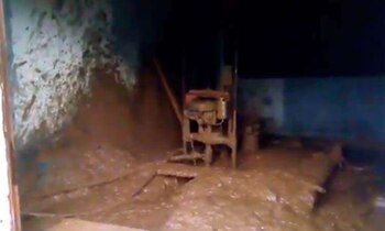 El riesgo de una explosión ha hecho que decenas de familias abandonen sus casas (@JuanUrcolaMX)