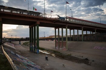 Un puente peatonal que conecta