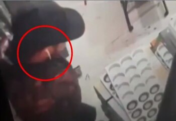 El hombre de gorra dentro