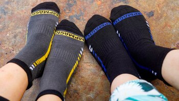 Gris y azul oscuro, dos