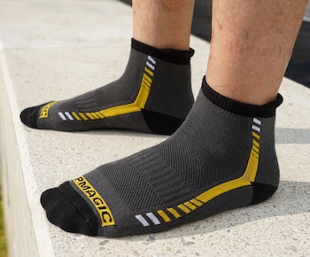 Medias cortas en gris oscuro,