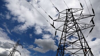 Por la recesión económica se consume menos electricidad.