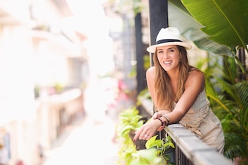 Erika de la Vega debió