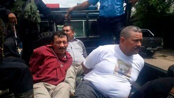 Apolonio Fargas -de camisa morada-