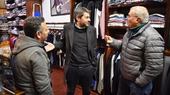 Lammens conversando con comerciantes pymes