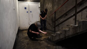 Tony Nugent (atrás) y un