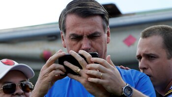Jair Bolsonaro revisa su celular