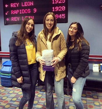 Vidal con sus hijas en el cine