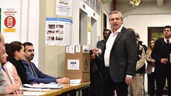 Alberto Fernández votó a media