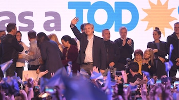 Alberto Fernández celebrando el triunfo