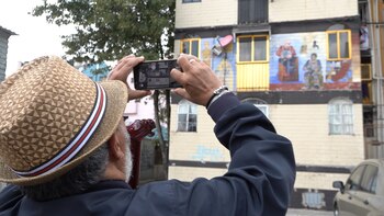 Luis Arévalo Venegas haciendo una foto de su retrato. (Foto: Juan Vicente Manrique/Infobae)