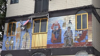 Mural de Daniel Manrique en el que retrato a Luis en su oficio de zapatero. (Foto: Juan Vicente Manrique/Infobae)