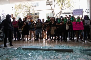 Las mujeres rompieron el vidrio