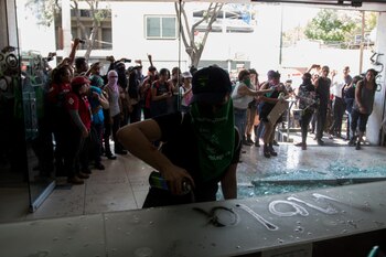 Pintaron la palabra “violador” en