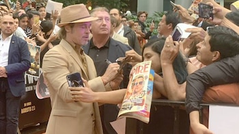 Brad PItt repartió autógrafos y