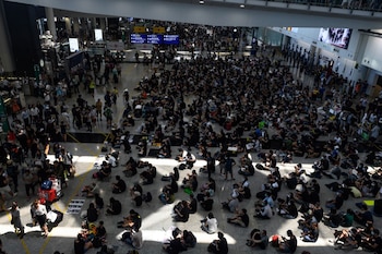 Cientos de manifestantes a favor de la democracia, en un un nuevo mitin en el aeropuerto de Hong Kong (Foto de Philip FONG / AFP)