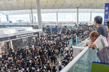 La multitud abarrota el área frente a las puertas (Foto de Philip FONG / AFP)